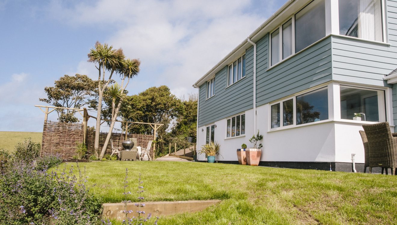 Exterior of Seahouse, a self-catering holiday home in Polzeath, North Cornwall